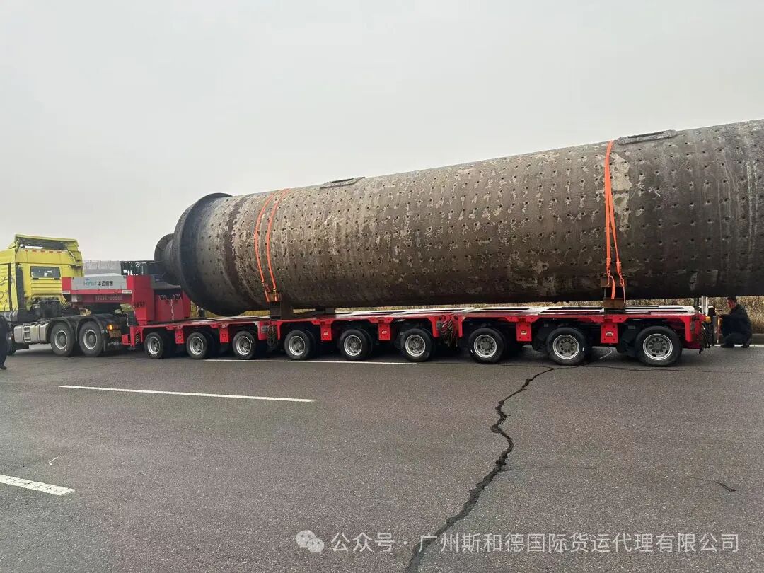 Massive ball mill on multi-axle hydraulic modular trailer
